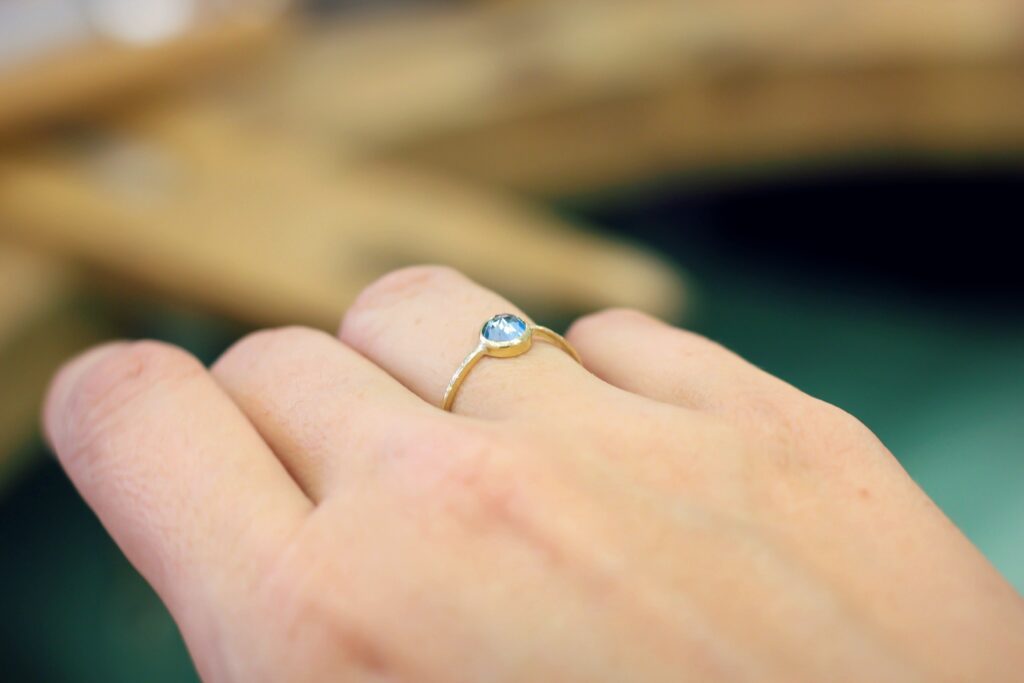 Bague topaze bleue en serti clos tube