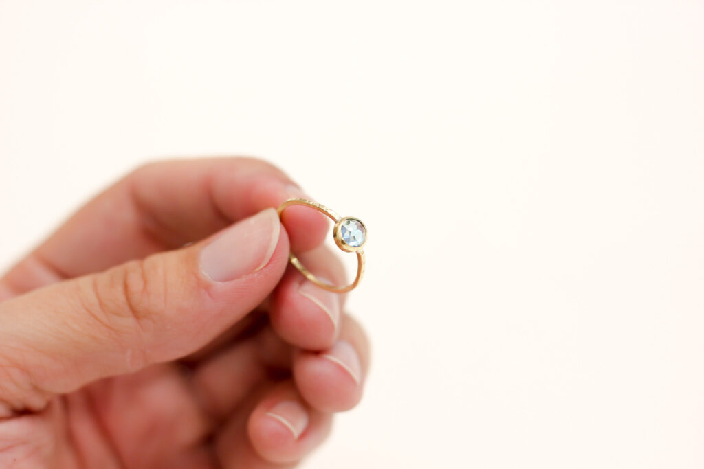 Bague Topaze Bleue, cabochon en serti tube, toutes les étapes de la réalisation de cette bague sur www.apprendre-la-bijouterie.com !