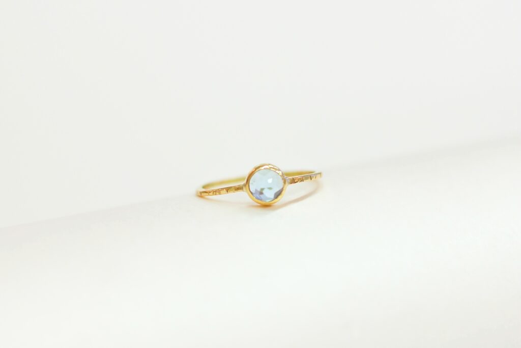 Bague Topaze Bleue, cabochon en serti tube, toutes les étapes de la réalisation de cette bague sur www.apprendre-la-bijouterie.com !