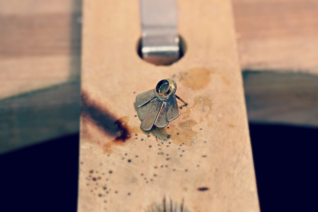 Boucles Art Déco avec serti Onyx - www.apprendre-la-bijouterie.com