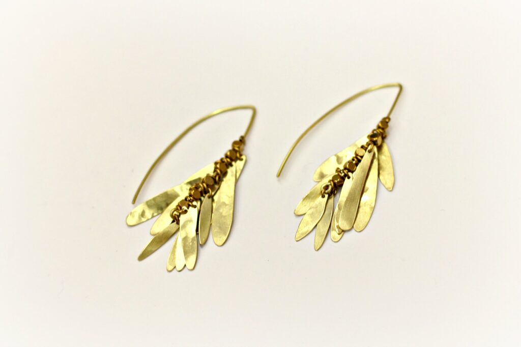 Boucles pétales martelées sur www.apprendre-la-bijouterie.com