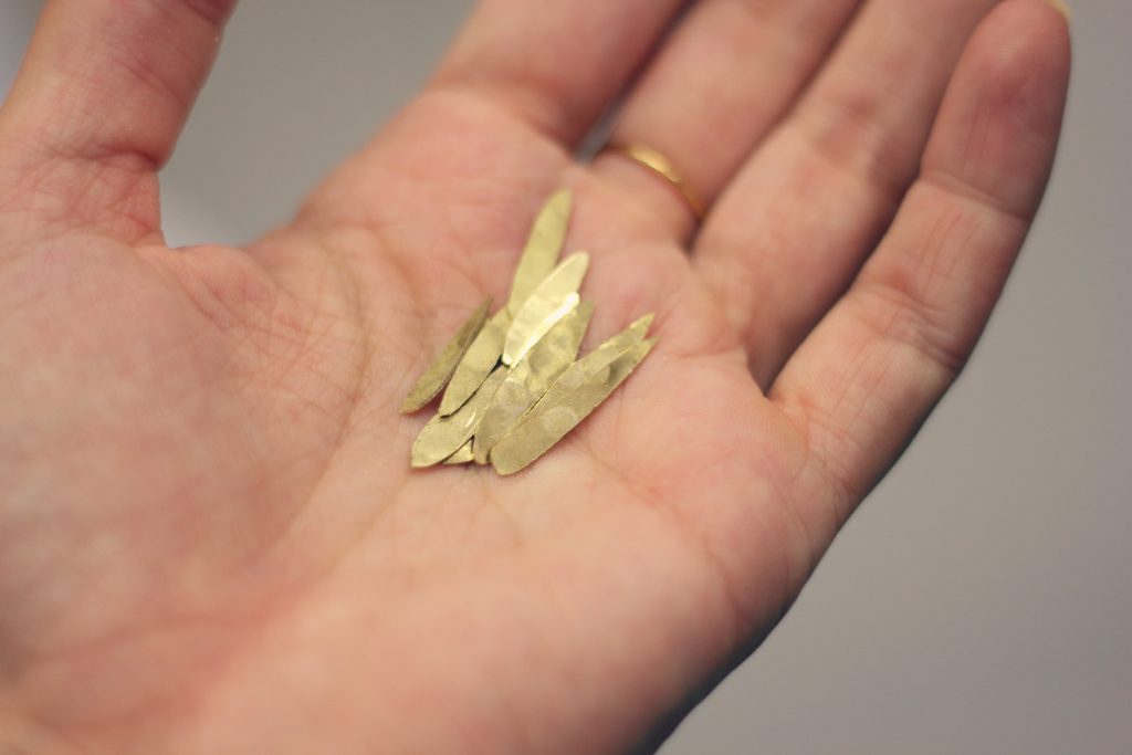Découpe et martelage - Boucles pétales martelées sur www.apprendre-la-bijouterie.com