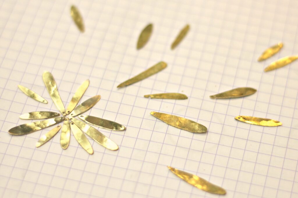 Perçage, martelage et satinage des boucles pétales martelées sur www.apprendre-la-bijouterie.com