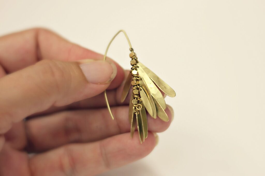 Assemblage des boucles pétales martelées sur www.apprendre-la-bijouterie.com