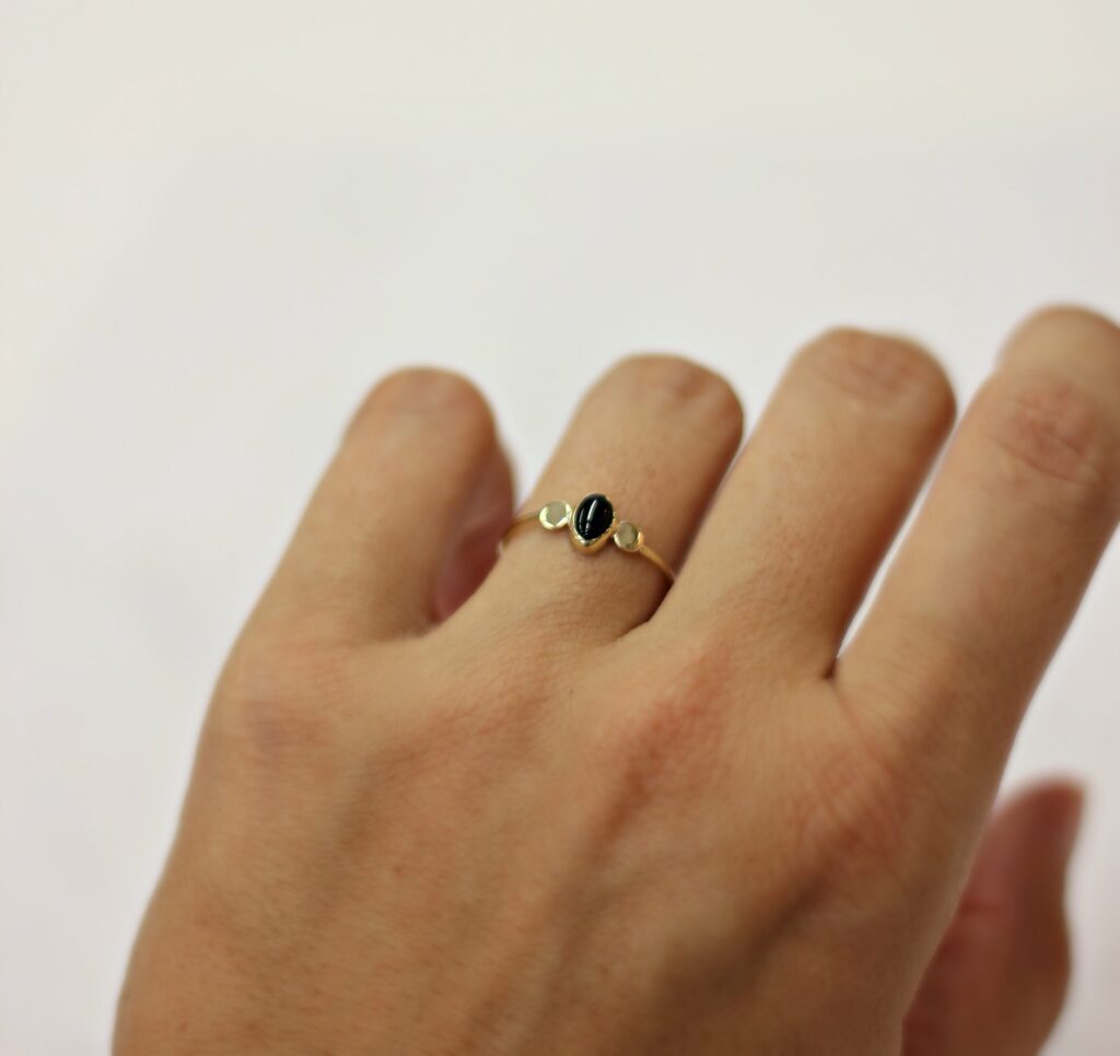 Bague sertie Onyx "3 ptits points" sur www.apprendre-la-bijouterie.com