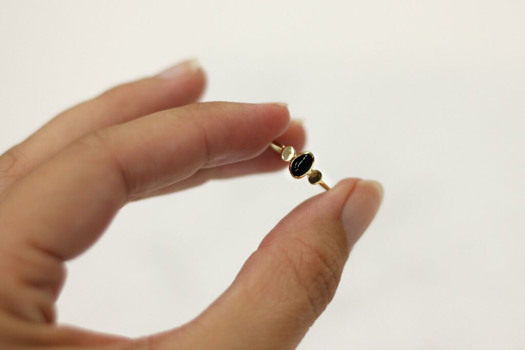 Bague sertie Onyx "3 ptits points" sur www.apprendre-la-bijouterie.com