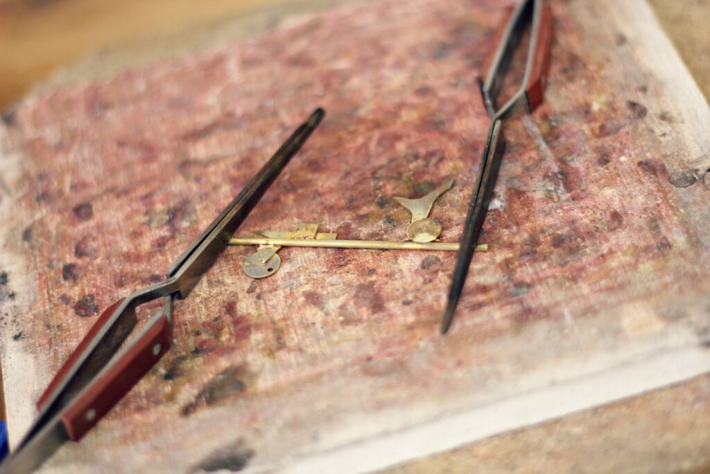 Collier géométrie - Technique pour maintenir et ajuster durant le soudage - Défi 30 jours / 30 bijoux à suivre sur www.apprendre-la-bijouterie.com