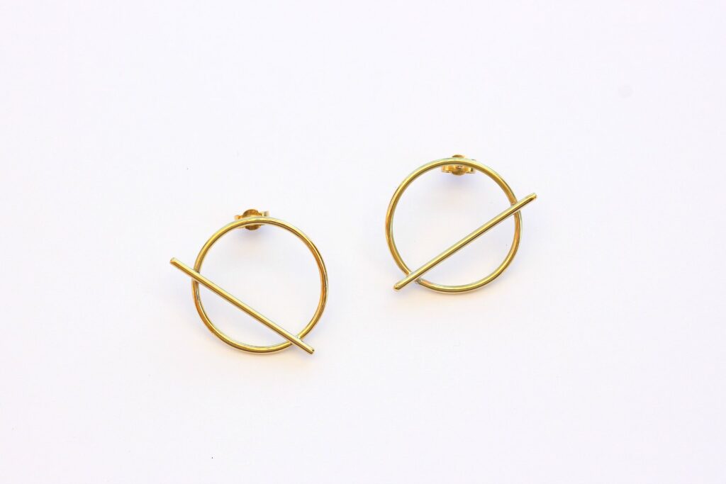 Boucles barrées géométriques - Découvrez en image la fabrication de ces boucles sur www.apprendre-la-bijouterie.com