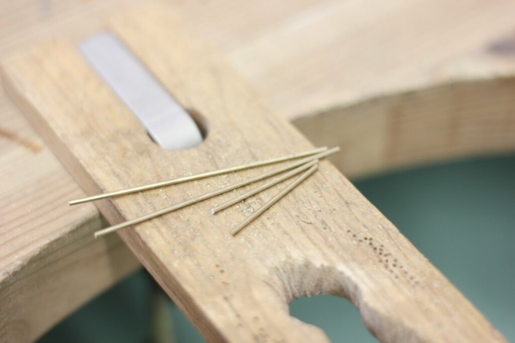 Boucles barrées géométriques - Découvrez en image la fabrication de ces boucles sur www.apprendre-la-bijouterie.com