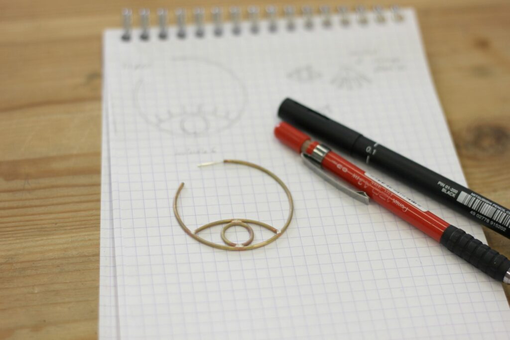 Boucles Oeil de Big Brother - Découvrez leur réalisation étape par étape sur www.apprendre-la-bijouterie.com