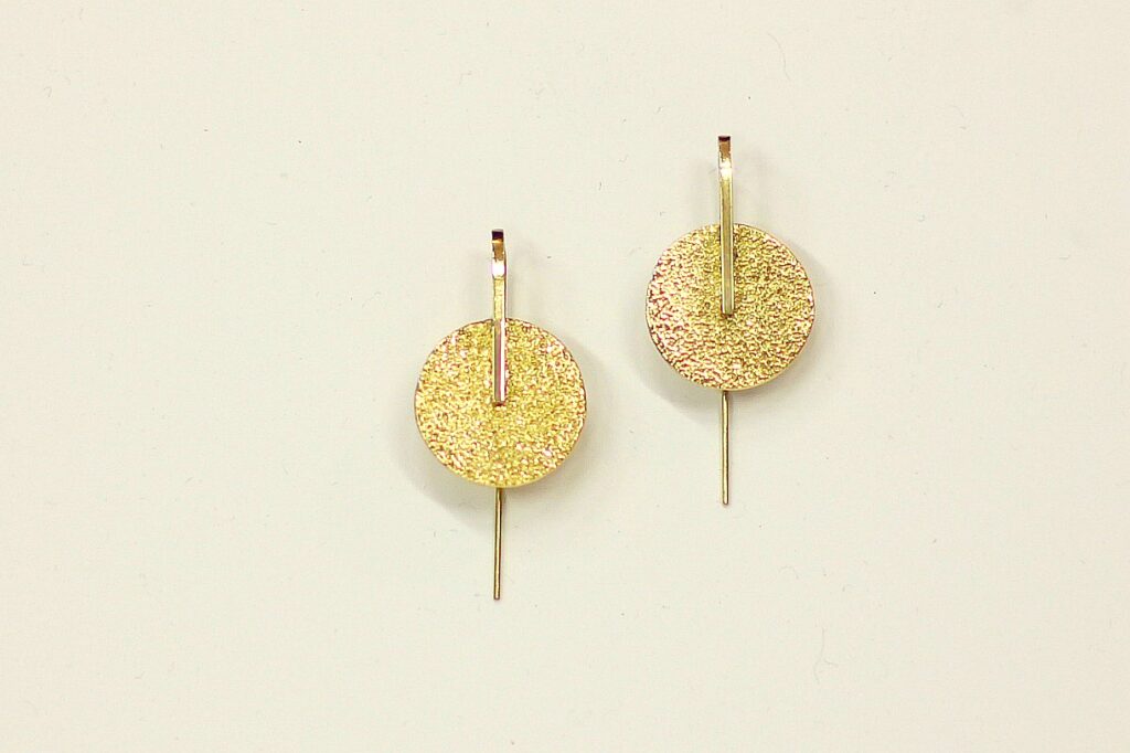 Boucles texturées Hanging Moon - découvrez les étapes de leur réalisation sur www.apprendre-la-bijouterie.com