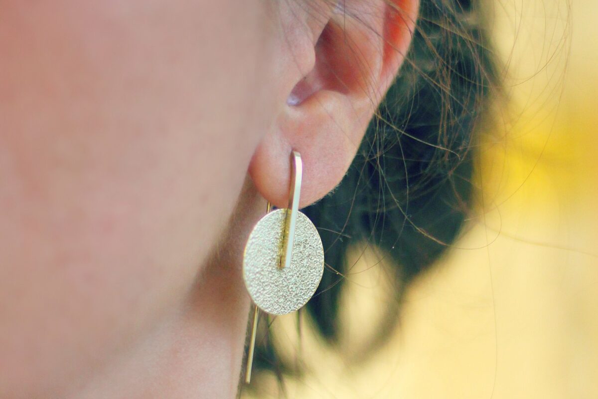 Boucles texturées Hanging Moon - découvrez les étapes de leur réalisation sur www.apprendre-la-bijouterie.com