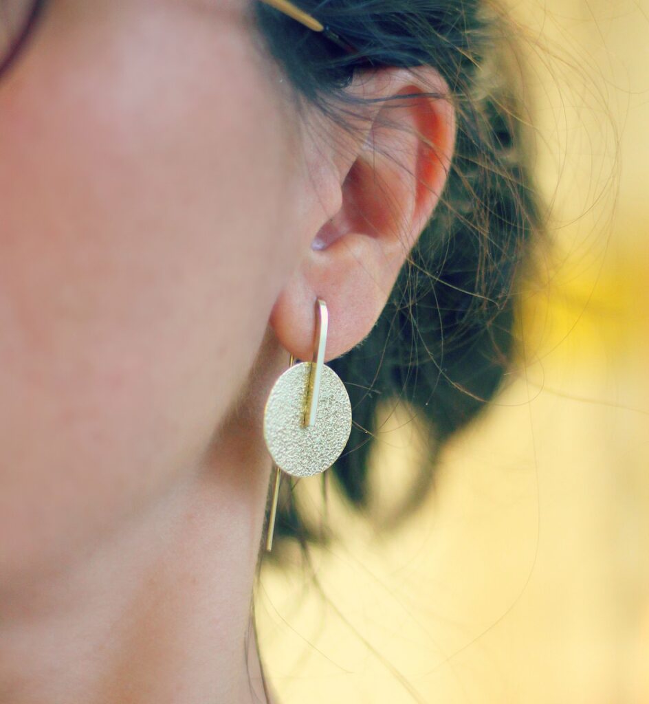 Boucles texturées Hanging Moon - découvrez les étapes de leur réalisation sur www.apprendre-la-bijouterie.com