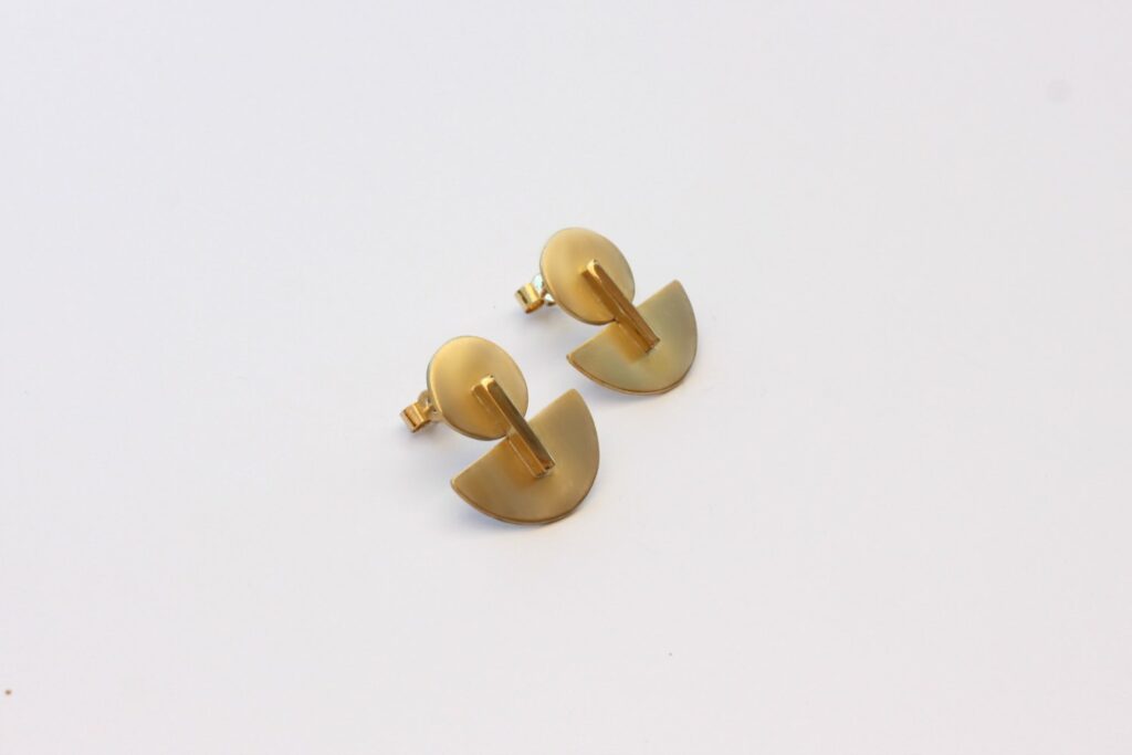 Boucles d'oreilles façon "Kandinski" - Retrouvez les étapes de la réalisation de ces boucles sur www.apprendre-la-bijouterie.com
