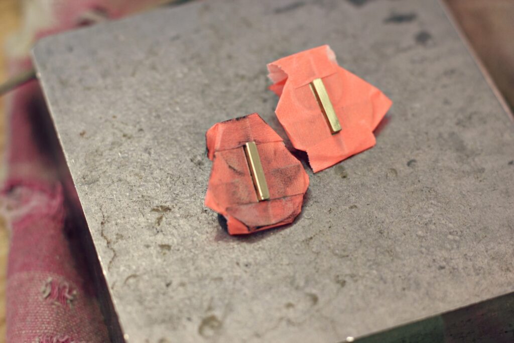 Boucles d'oreilles façon "Kandinski" - Retrouvez les étapes de la réalisation de ces boucles sur www.apprendre-la-bijouterie.com