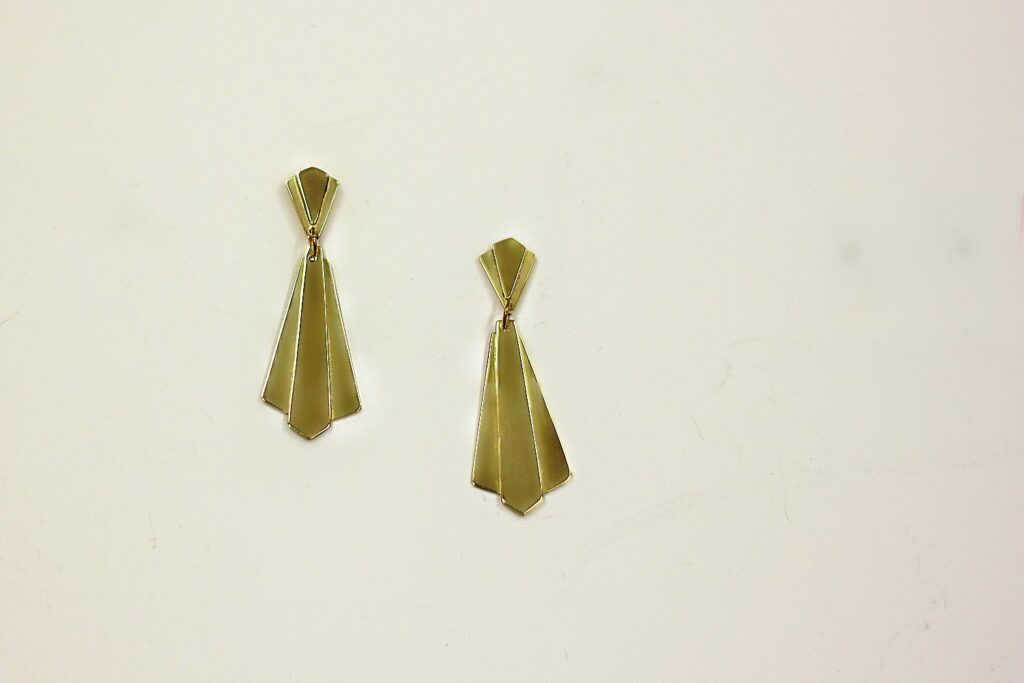 Boucles pendante style Art Déco - les étapes de leur création sont à retrouver sur www.apprendre-la-bijouterie.com !