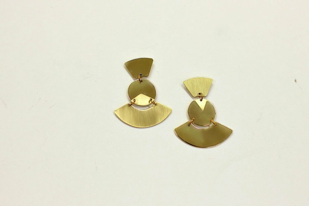 Boucles Statement - Découvrez pas à pas la fabrication de ces boucles aux formes géométriques sur www.apprendre-la-bijouterie.com