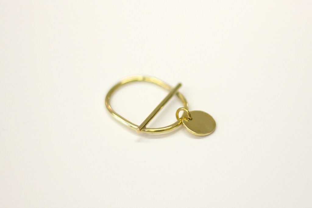 Bague Barrée et pastille - une création à retrouver en images sur www.apprendre-la-bijouterie.com