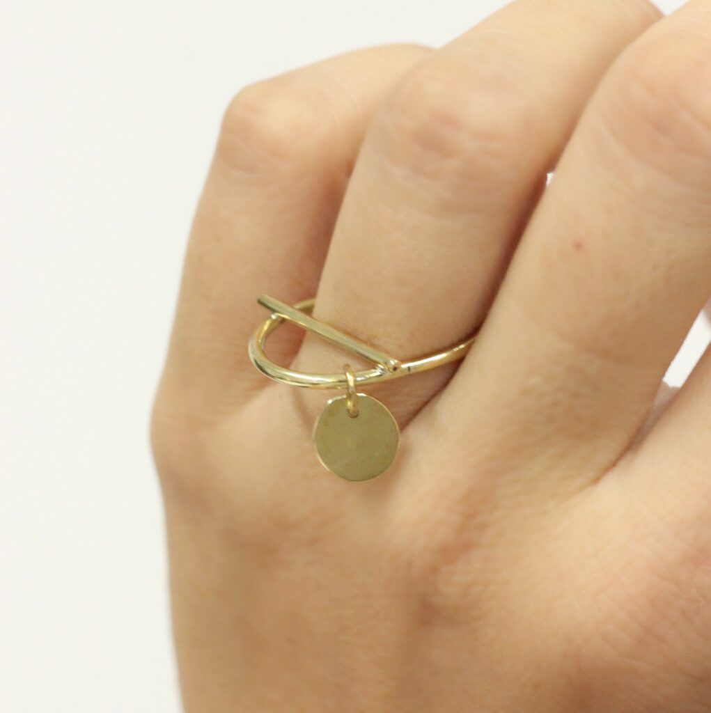 Bague Barrée et pastille - une création à retrouver en images sur www.apprendre-la-bijouterie.com