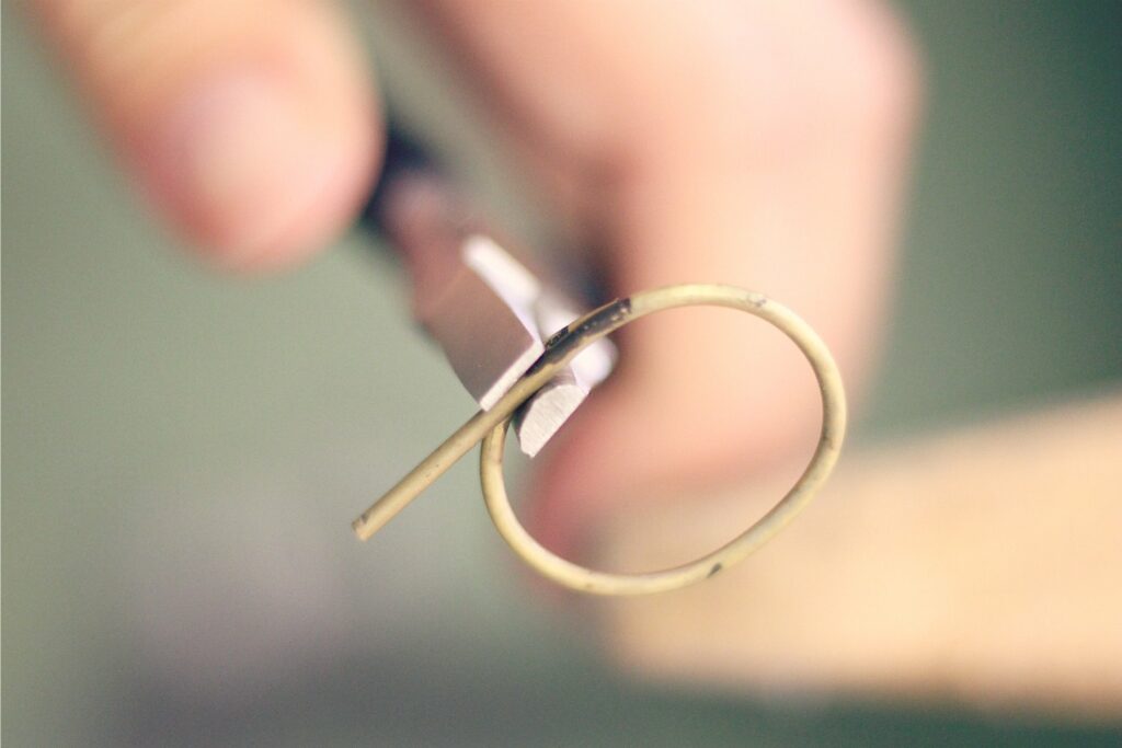 Bague Barrée et pastille - une création à retrouver en images sur www.apprendre-la-bijouterie.com
