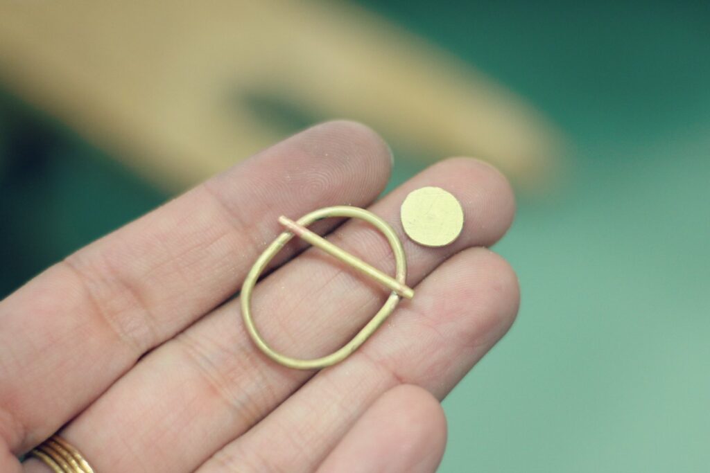 Bague Barrée et pastille - une création à retrouver en images sur www.apprendre-la-bijouterie.com