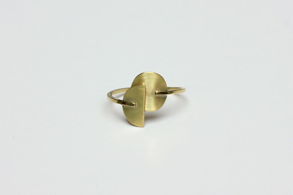 Bague Kandinsky, formes géométriques - Découvrez les étapes de sa fabrication sur www.apprendre-la-bijouterie.com