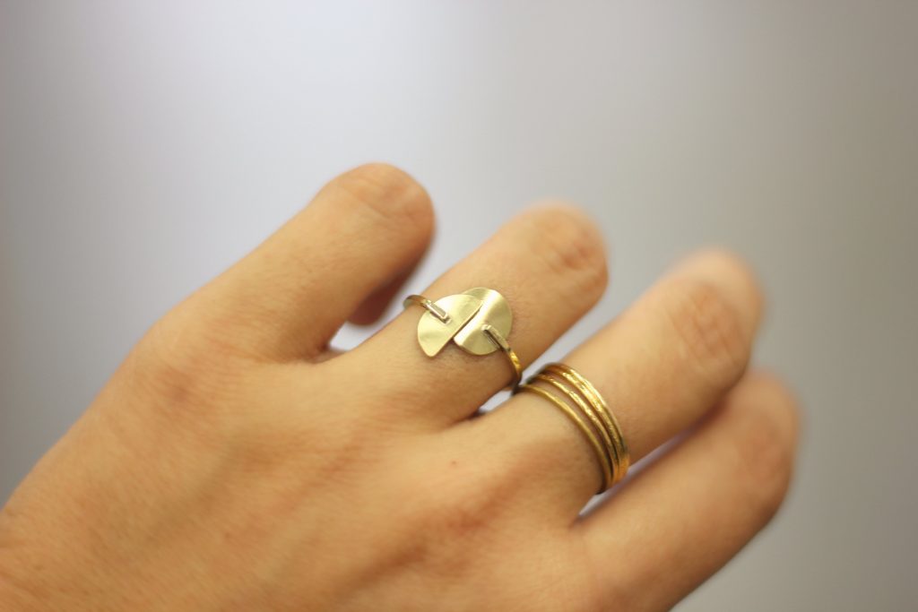 Bague Kandinsky, formes géométriques - Découvrez les étapes de sa fabrication sur www.apprendre-la-bijouterie.com