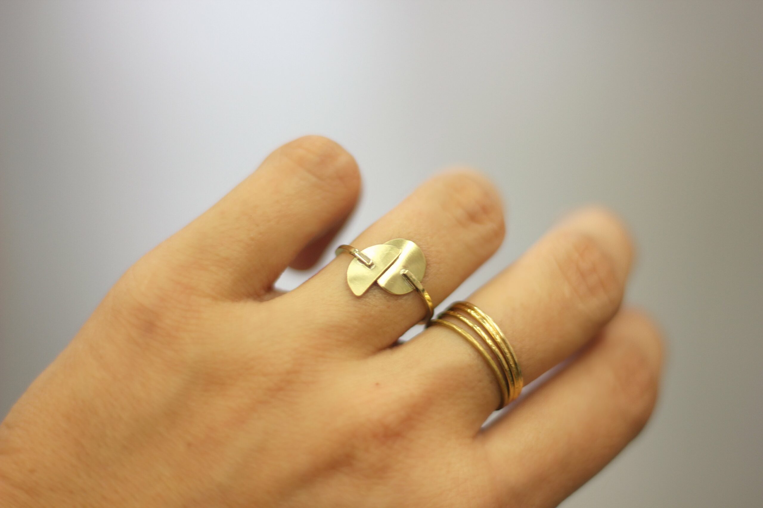 Bague Kandinsky, formes géométriques - Découvrez les étapes de sa fabrication sur www.apprendre-la-bijouterie.com