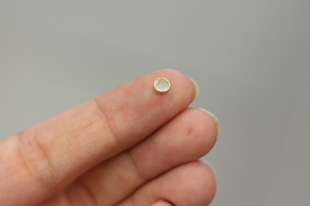 Bague Pointilleuse serti Aigue Marine - Découvrez les étapes de sa fabrication sur www.apprendre-la-bijouterie.com