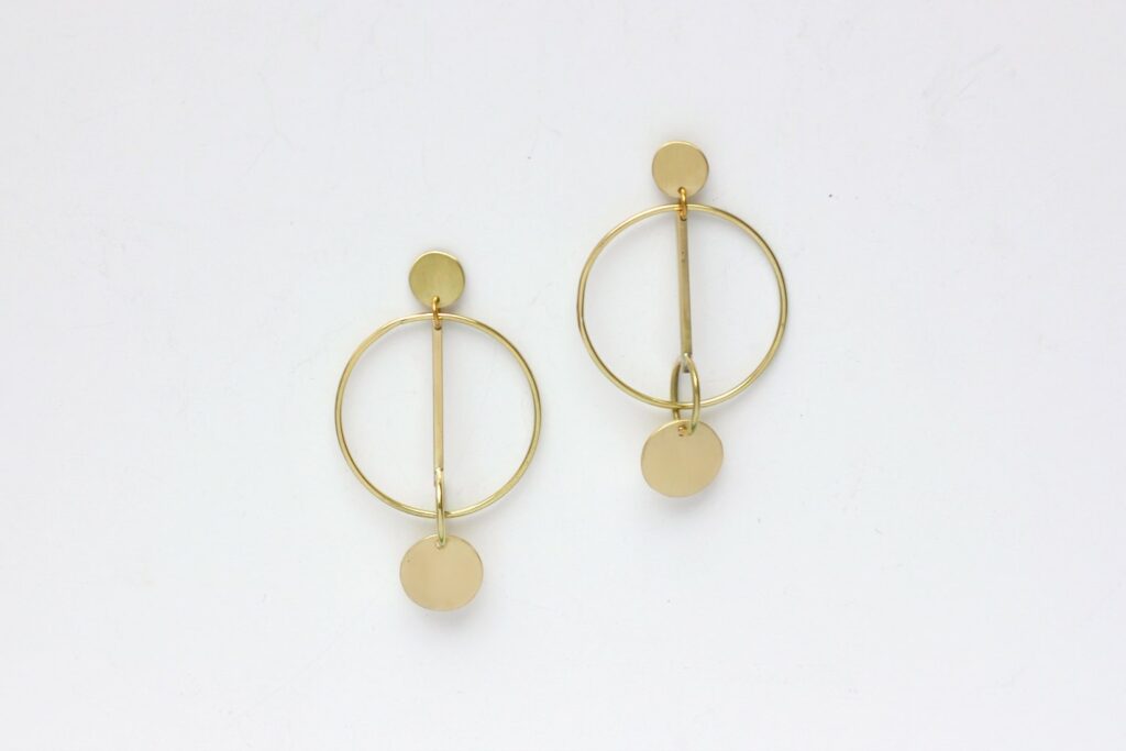 Boucles Circus Mobiles - De la rondeur pour des boucles légères et mobiles. Retrouvez les étapes de leur fabrication sur www.apprendre-la-bijouterie.com