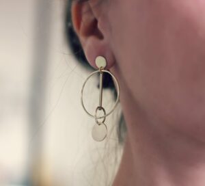 Boucles Circus Mobiles - De la rondeur pour des boucles légères et mobiles. Retrouvez les étapes de leur fabrication sur www.apprendre-la-bijouterie.com