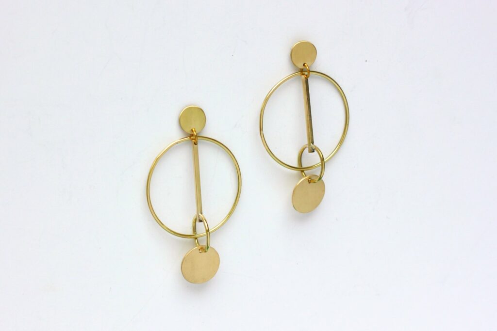 Boucles Circus Mobiles - De la rondeur pour des boucles légères et mobiles. Retrouvez les étapes de leur fabrication sur www.apprendre-la-bijouterie.com