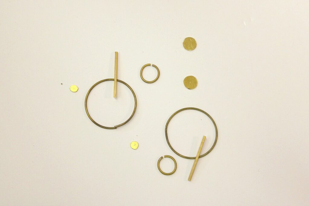 Boucles Circus Mobiles - De la rondeur pour des boucles légères et mobiles. Retrouvez les étapes de leur fabrication sur www.apprendre-la-bijouterie.com