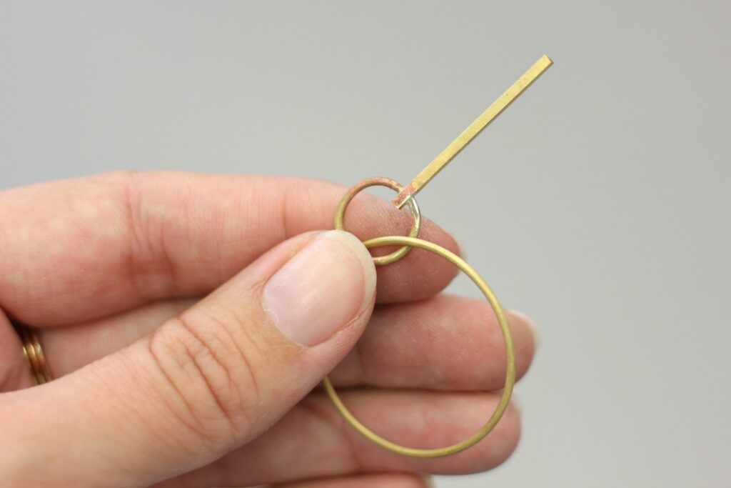 Boucles Circus Mobiles - De la rondeur pour des boucles légères et mobiles. Retrouvez les étapes de leur fabrication sur www.apprendre-la-bijouterie.com
