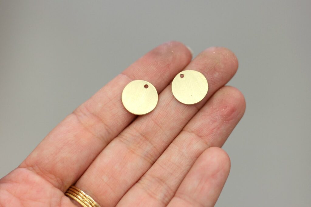 Boucles Circus Mobiles - De la rondeur pour des boucles légères et mobiles. Retrouvez les étapes de leur fabrication sur www.apprendre-la-bijouterie.com