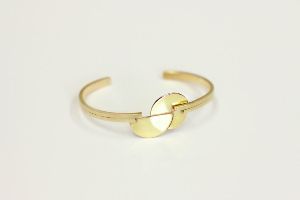 Bracelet Kandinsky Géométrique - les étapes de sa fabrication sont à découvrir sur www.apprendre-la-bijouterie.com