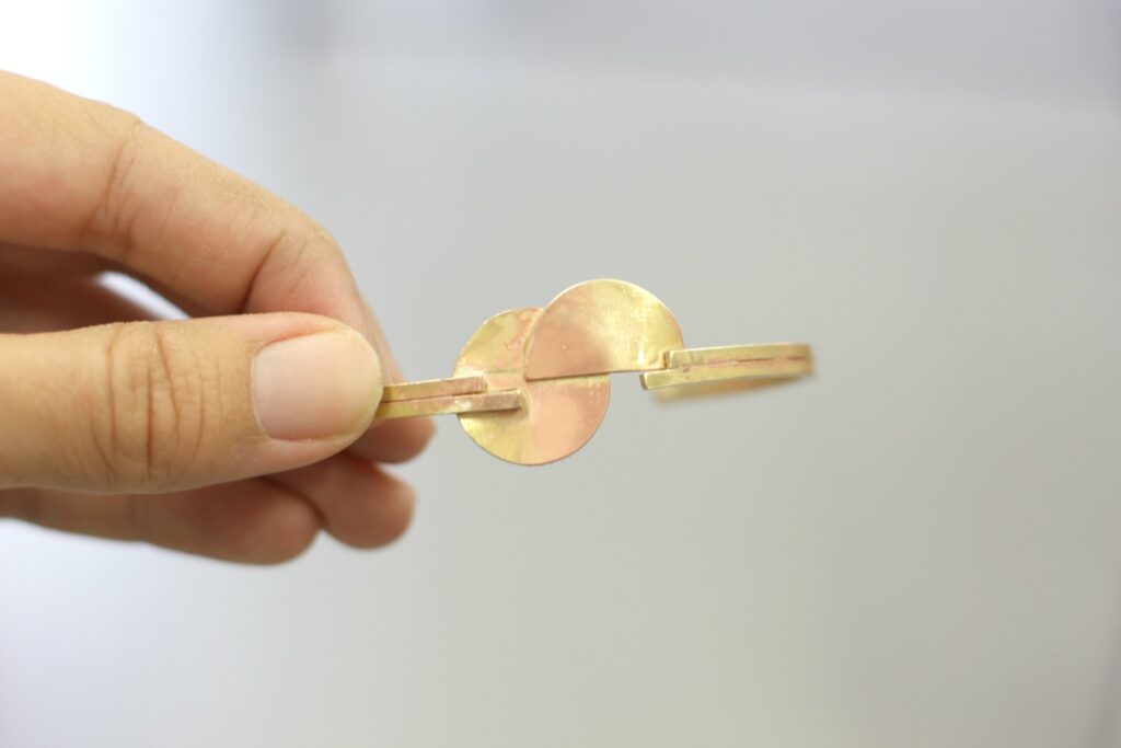Bracelet Kandinsky Géométrique - les étapes de sa fabrication sont à découvrir sur www.apprendre-la-bijouterie.com