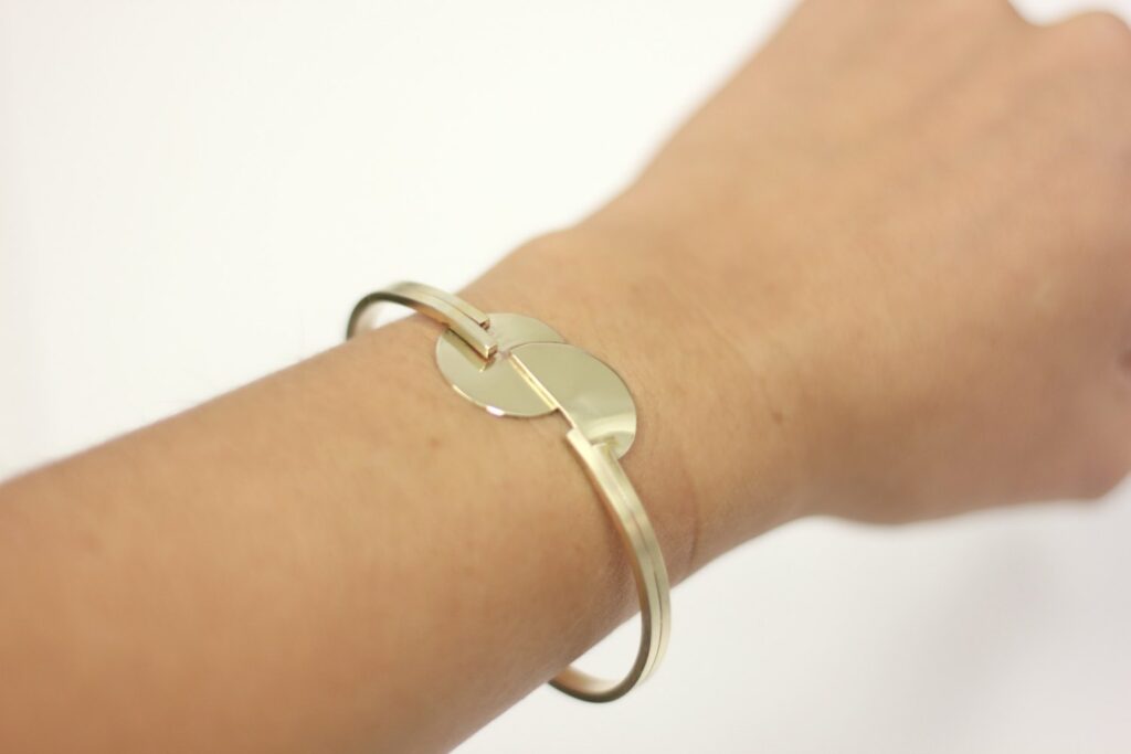 Bracelet Kandinsky Géométrique - les étapes de sa fabrication sont à découvrir sur www.apprendre-la-bijouterie.com