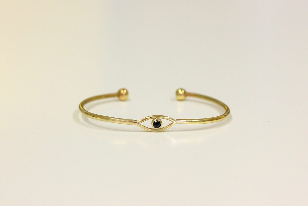 Bracelet Oeil Serti Onyx - un bijou tendance tout en finesse avec sa pierre noire facetée, à découvrir sur www.apprendre-la-bijouterie.com