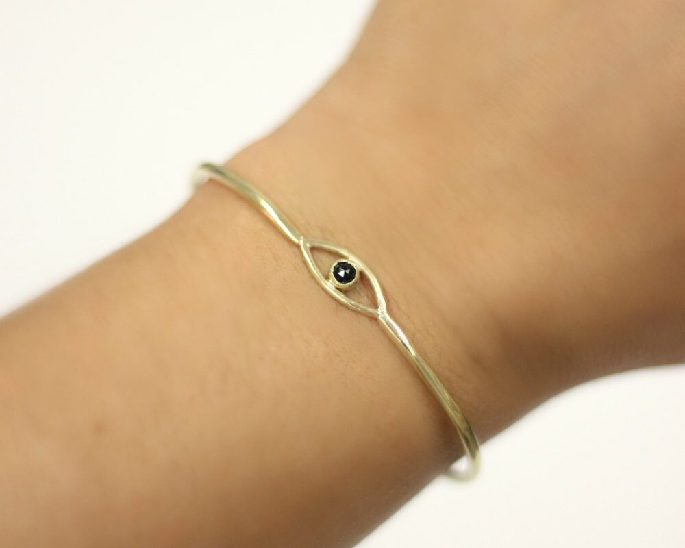 Bracelet Oeil Serti Onyx - un bijou tendance tout en finesse avec sa pierre noire facetée, à découvrir sur www.apprendre-la-bijouterie.com