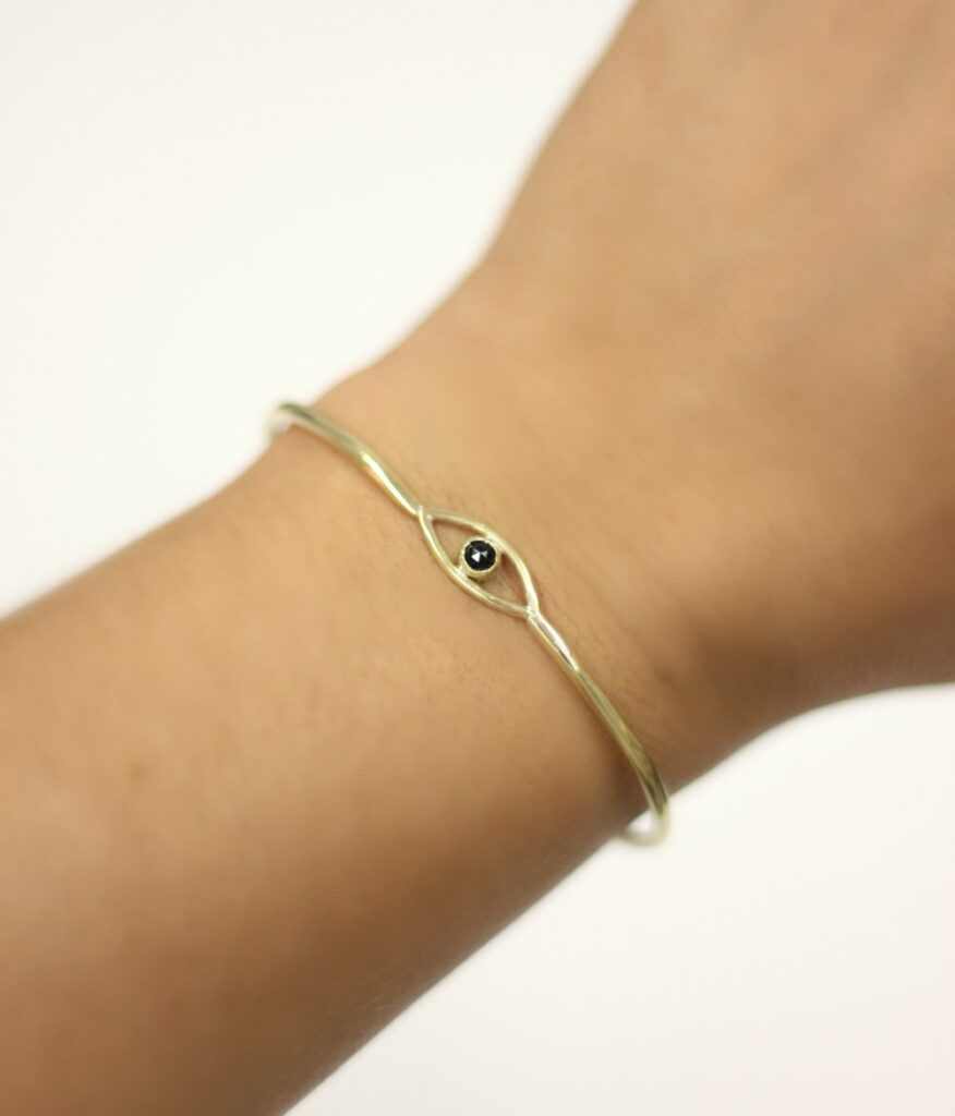 Bracelet Oeil Serti Onyx - un bijou tendance tout en finesse avec sa pierre noire facetée, à découvrir sur www.apprendre-la-bijouterie.com