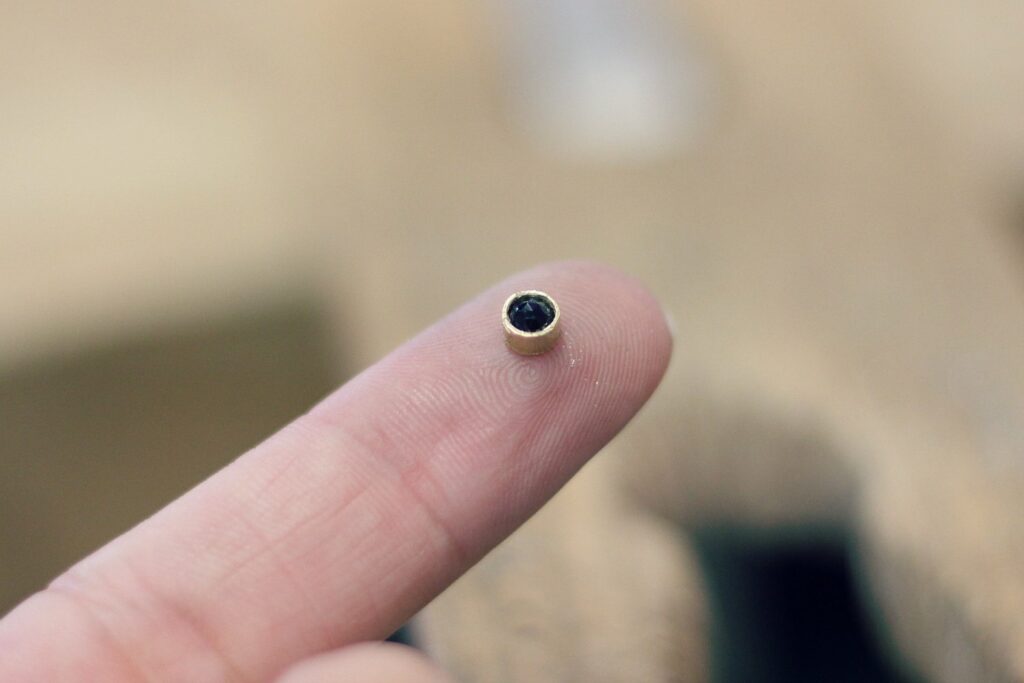 Bracelet Oeil Serti Onyx - un bijou tendance tout en finesse avec sa pierre noire facetée, à découvrir sur www.apprendre-la-bijouterie.com