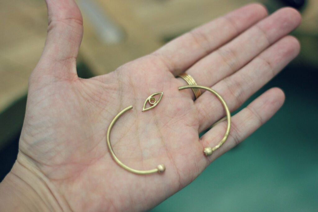 Bracelet Oeil Serti Onyx - un bijou tendance tout en finesse avec sa pierre noire facetée, à découvrir sur www.apprendre-la-bijouterie.com