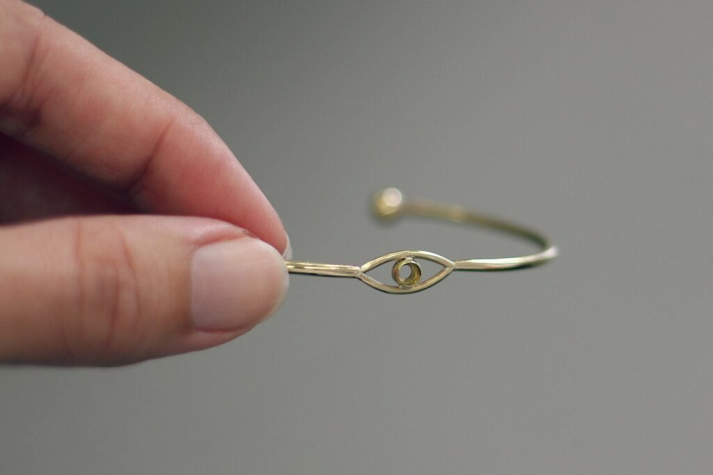 Bracelet Oeil Serti Onyx - un bijou tendance tout en finesse avec sa pierre noire facetée, à découvrir sur www.apprendre-la-bijouterie.com