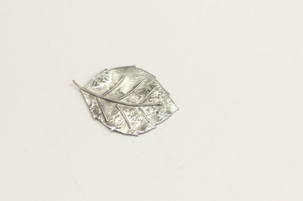 Bague Feuille réticulée - les étapes de sa fabrication pas à pas sont à retrouver sur www.apprendre-la-bijouterie.com !
