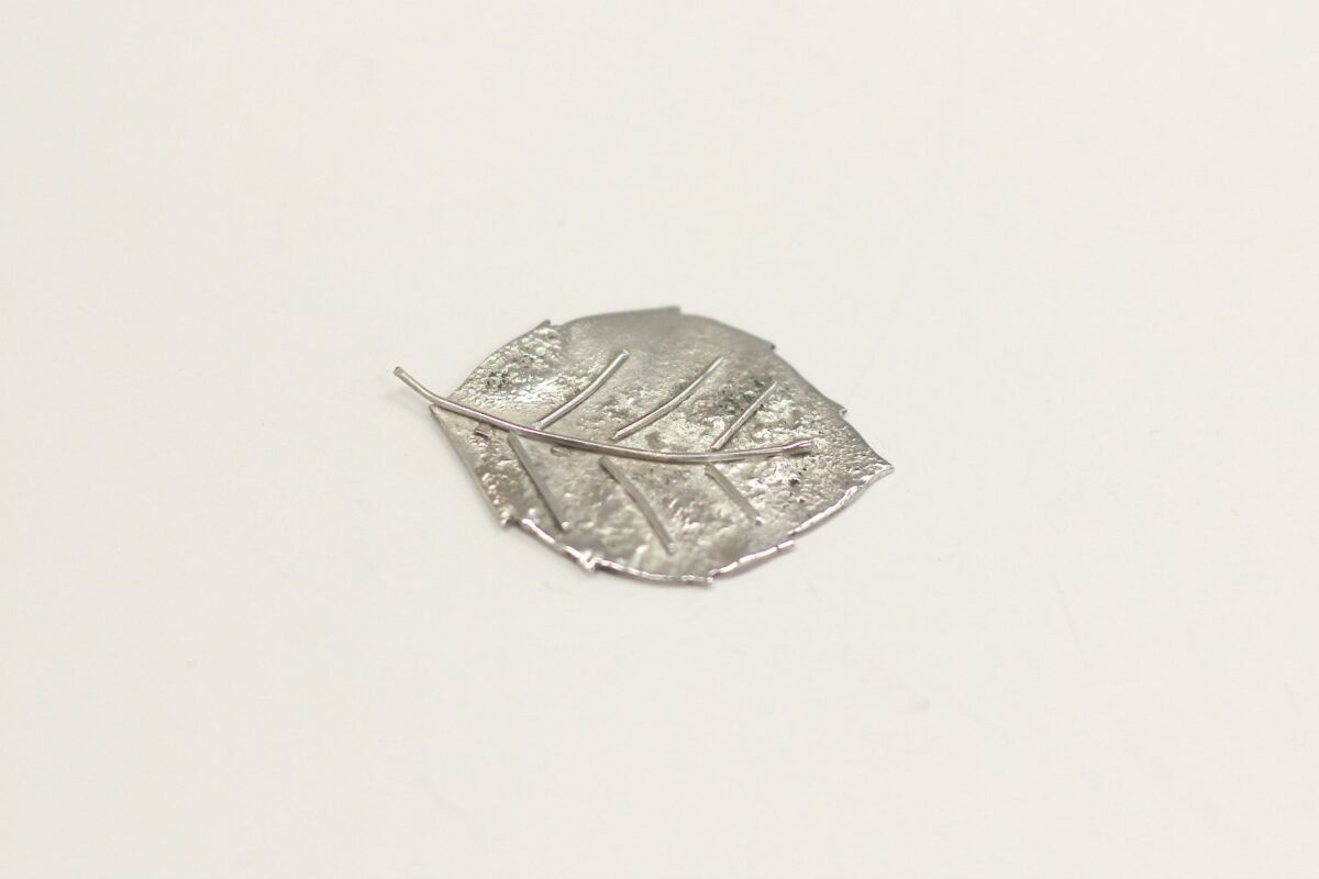 Bague Feuille réticulée - les étapes de sa fabrication pas à pas sont à retrouver sur www.apprendre-la-bijouterie.com !