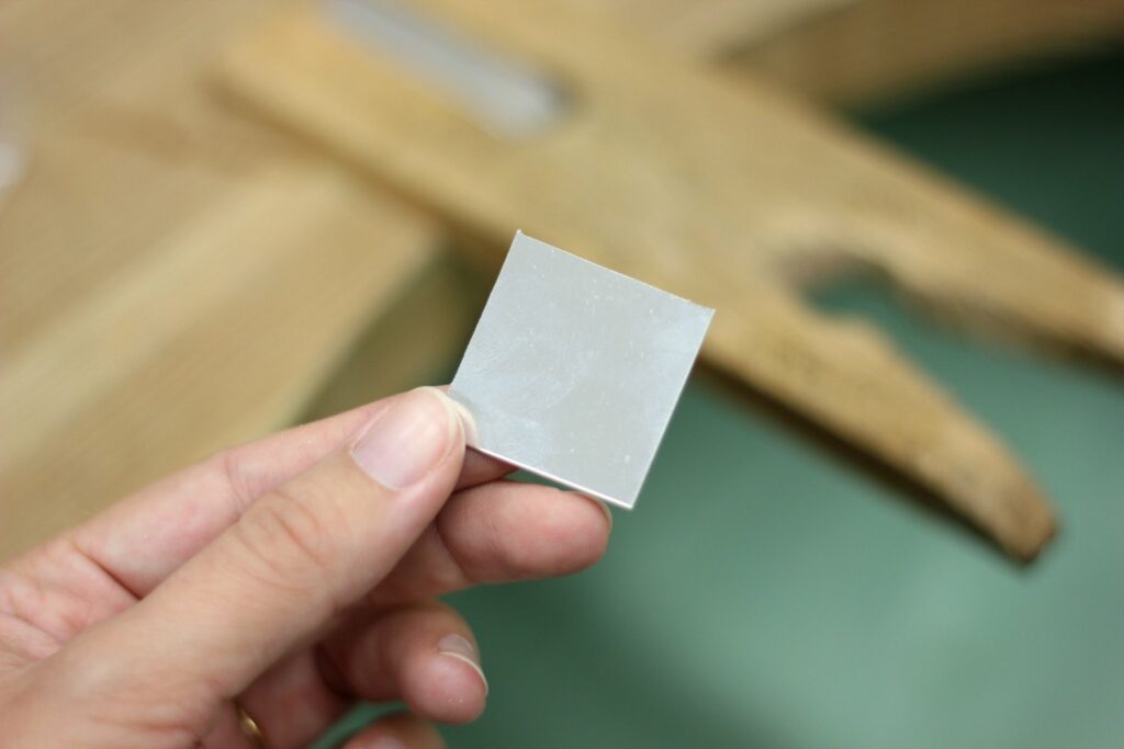 Bague Feuille réticulée - les étapes de sa fabrication pas à pas sont à retrouver sur www.apprendre-la-bijouterie.com !