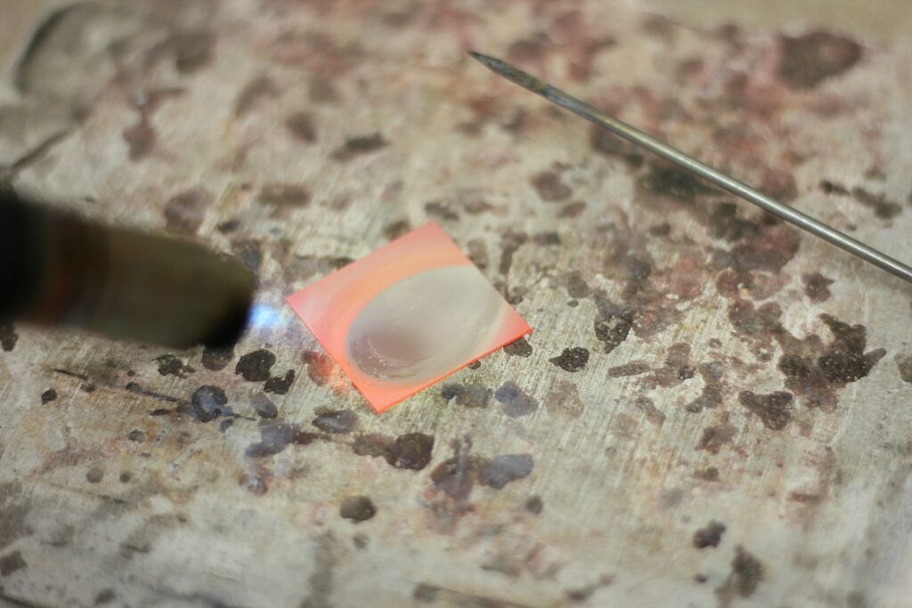 Bague Feuille réticulée - les étapes de sa fabrication pas à pas sont à retrouver sur www.apprendre-la-bijouterie.com !
