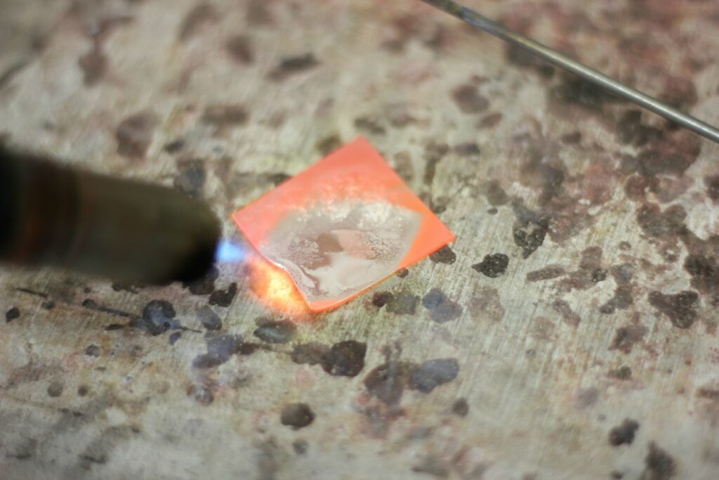 Bague Feuille réticulée - les étapes de sa fabrication pas à pas sont à retrouver sur www.apprendre-la-bijouterie.com !