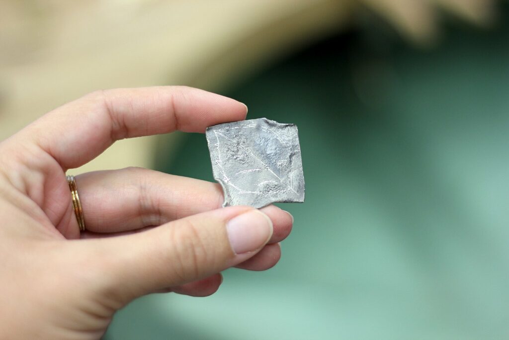 Bague Feuille réticulée - les étapes de sa fabrication pas à pas sont à retrouver sur www.apprendre-la-bijouterie.com !